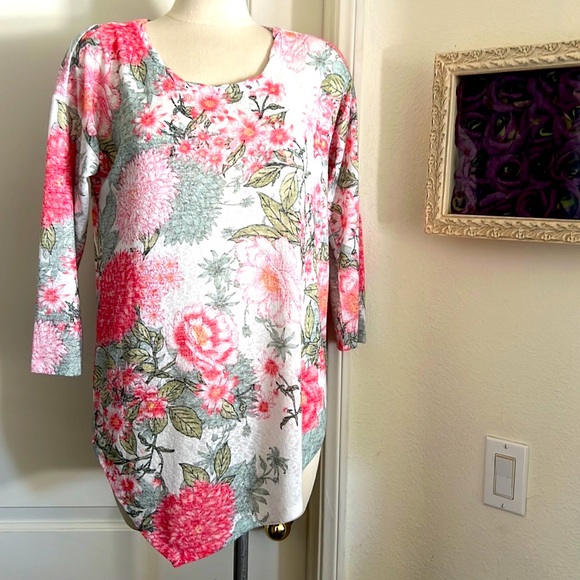 bobeau Tops - Floral Top~Asymmetrical / Bobeau